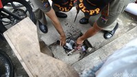 Puluhan unggas terjaring razia dan dimusnahkan dengan cara disembelih.
