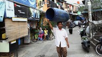 Warga Luar Batang, Jakarta Utara, beraktivitas, Selasa (29/03/2016).