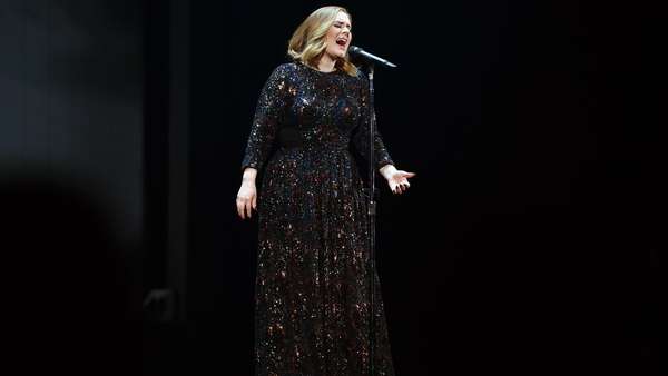 Saat Adele Bertemu Kembarannya Saat Adele Bertemu Kembarannya