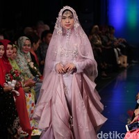 Oki Setiana Dewi Bridal Romantic Rhapsody Indonesia Fashion Week 2016. at Jakarta Convention Center. Senayan. Jakarta. [Foto: Mohamamd Abduh/Wolipop]