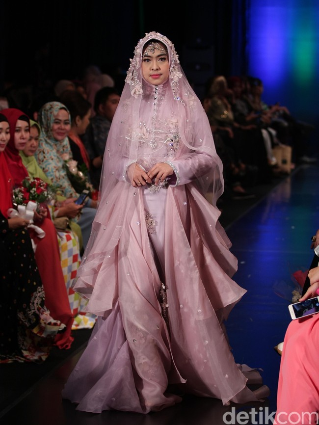 Oki Setiana Dewi Bridal Romantic Rhapsody Indonesia Fashion Week 2016. at Jakarta Convention Center. Senayan. Jakarta. [Foto: Mohamamd Abduh/Wolipop]