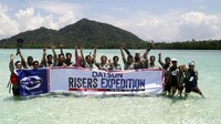 Risers tidak lupa berselfie ria berlatarkan keindahan Pulau Pahawang. 