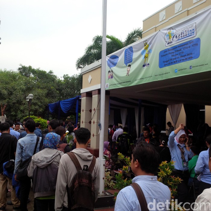 Penampakan Mereka yang Rela Repot Antre Panjang Laporkan SPT di Depok