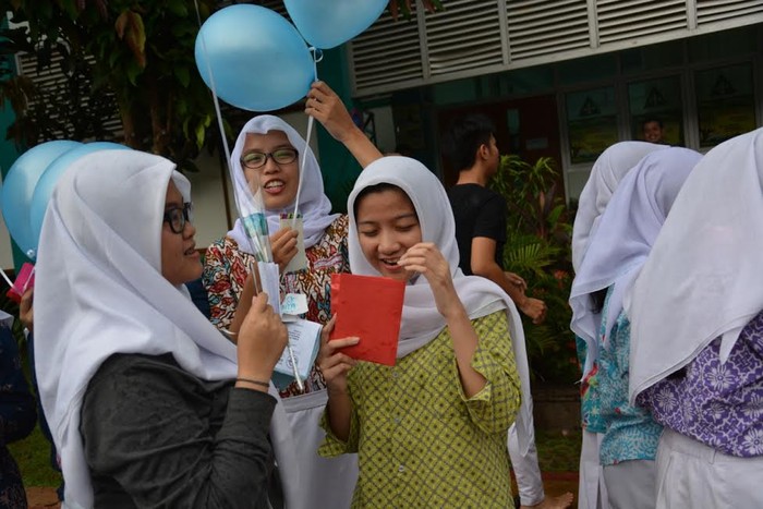 Jelang UN, SMA di Depok ini Punya Tradisi Unik Lewat Mawar Biru dan Balon