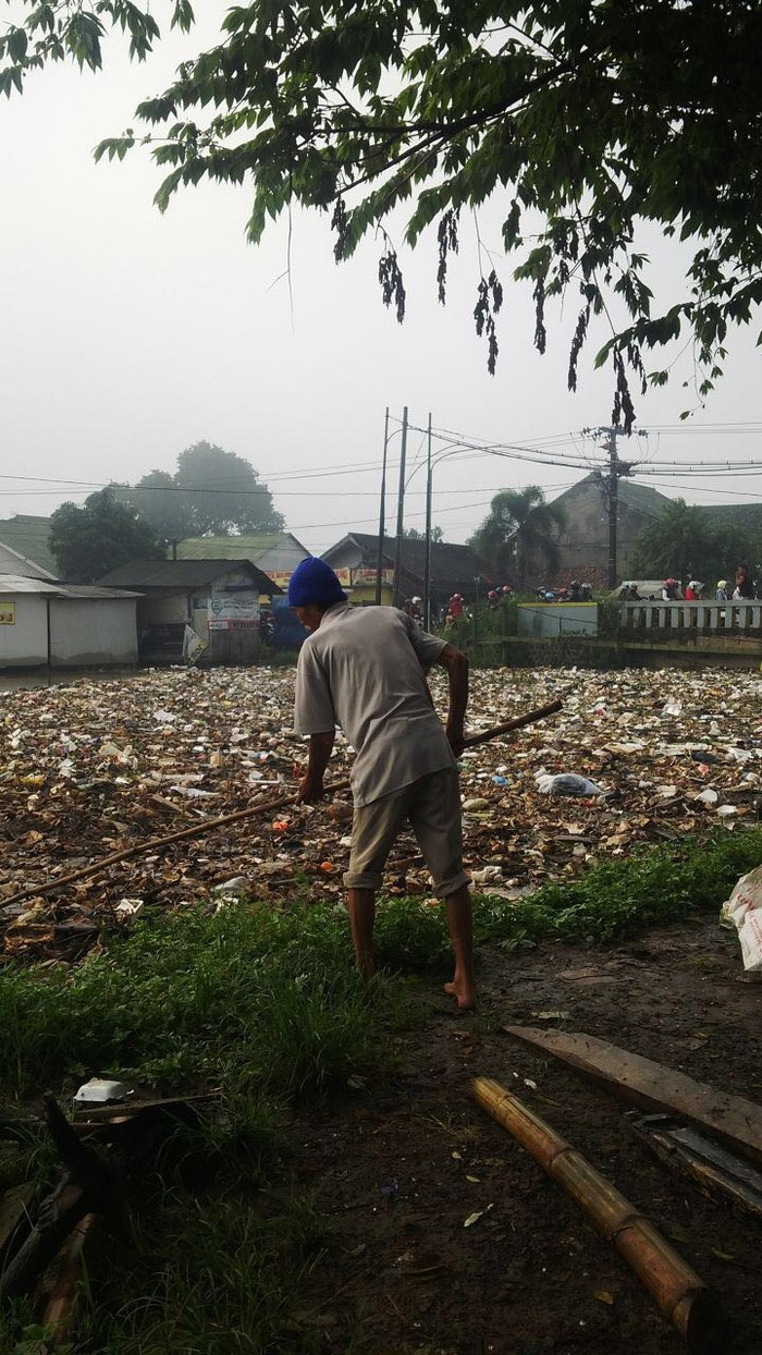 Begini Penampakan Sungai Cinambo Saat Jadi Lautan Sampah Sebelum Bersih Dalam Semalam