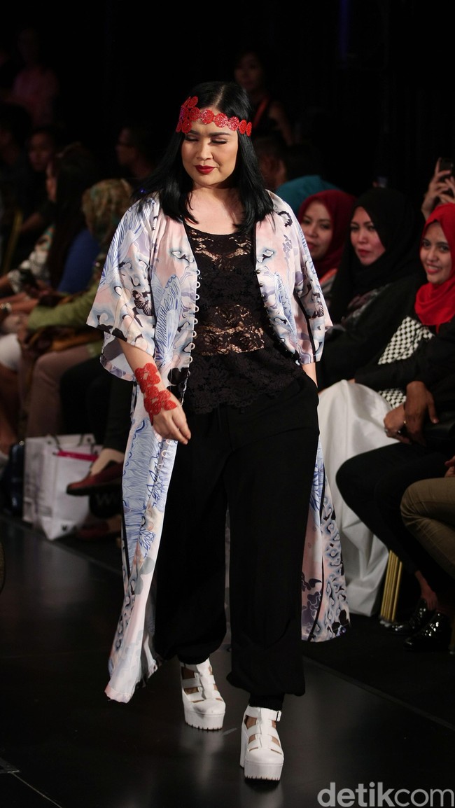 Kinanti by Rossa Star on Famous Indonesia Fashion Week 2016. at Jakarta Convention Center. Senayan. Jakarta. [Foto: Mohamamd Abduh/Wolipop]