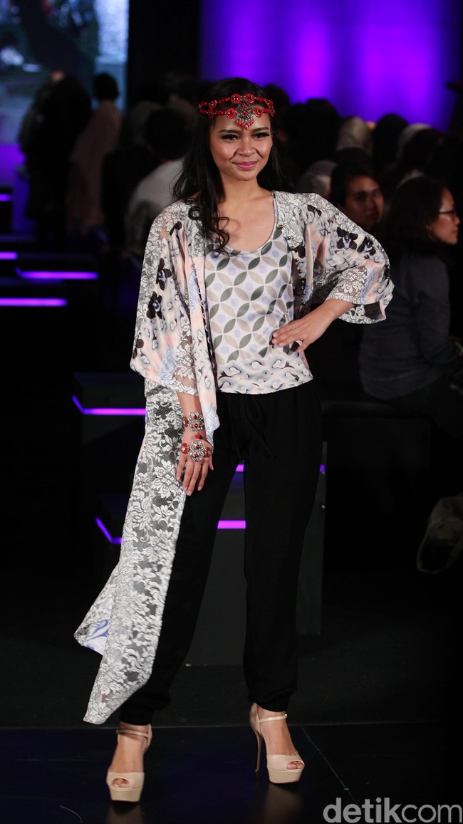 Kinanti by Rossa Star on Famous Indonesia Fashion Week 2016. at Jakarta Convention Center. Senayan. Jakarta. [Foto: Mohamamd Abduh/Wolipop]