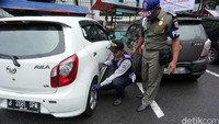 Sebelum dilakukan pencabutan pentil, petugas sudah melakukan sosialisasi terhadap pengguna kendaraan bermotor.