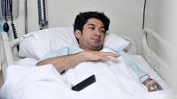 Reza yang didiagnosa menderita tifus itu sedang terbaring lemas. Pool/Noel/detikFoto.