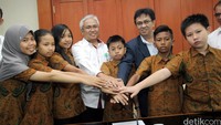 Tim Catur SD ini dilepas oleh Direktur Pembinaan SD Kementerian Pendidikan dan Kebudayaan, Wowon Widaryat (baju putih) dan Ketua Harian/Kabid Pembinaan Prestasi Percasi, Hendry Jamals.