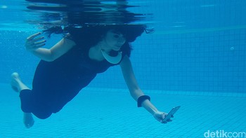 Namun perlu diingat, layar ponsel tak bisa digunakan saat berada di dalam air. Jadi pengguna harus menggunakan tombol volume sebagai tombol shutter.