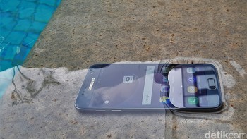 Rating IP68 di Galaxy S7 membuatnya tahan air dengan kedalaman maksimal 1,5 meter selama 30 menit.