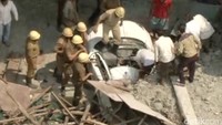 Petugas mengevakuasi korban yang tertimpun material jalan. REUTERS/ANI via Reuters TV.