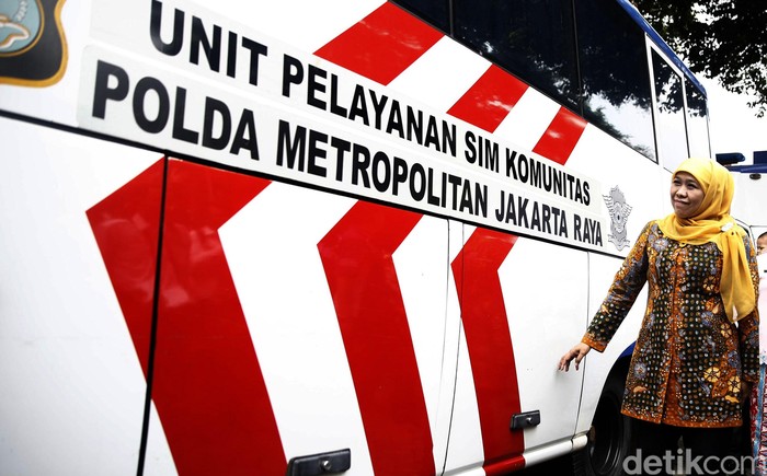 Menteri Sosial terus berusaha meningkatkan kesejahteraan warga miskin. Salah satu caranya dengan memfasilitasi SIM C dan KTP gratis bagi warga Cipayung, Jakarta Timur, Kamis (31/3/2016).