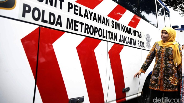 Menteri Sosial terus berusaha meningkatkan kesejahteraan warga miskin. Salah satu caranya dengan memfasilitasi SIM C dan KTP gratis bagi warga Cipayung, Jakarta Timur, Kamis (31/3/2016).