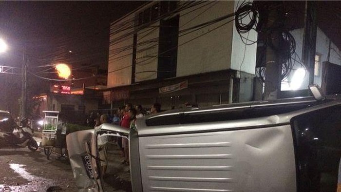 Xenia Terguling di Jalan Dr Satrio yang Mengarah ke Kampung Melayu