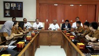 Sebelum berangkat, mereka diterima di Direktorat Pembinaan Sekolah Dasar, Dirjen Pendidikan Dasar dan Menengah Kementerian Pendidikan dan Kebudayaan.