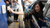 General Manager of Funding & Services Division BCA Ina Suwandi melakukan uji coba penggunaan Flazz sebagai salah satu alat pembayaran bagi pengguna jalan tol Cipali, Kamis (31/3).