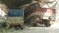 Sejumlah mobil tertimpa reruntuhan jalan. Korban kemungkinan akan bertambah. REUTERS/ANI via Reuters TV.