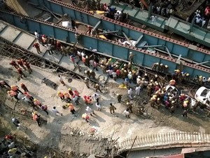Jalan Layang Ambruk di India, Puluhan Orang Dilarikan ke Rumah Sakit