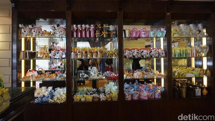 belanja cokelat di Toko Permen Al Nukaly, Makkah