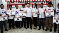 Hary Tanoesoedibjo menyerahkan secara simbolis gerobak kepada para pedagang.