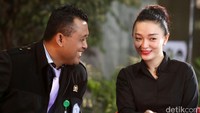 Zaskia Gotik (kanan) berbincang dengan Edi Ribut (kiri) di sela diskusi yang diadakan TV Parlemen.