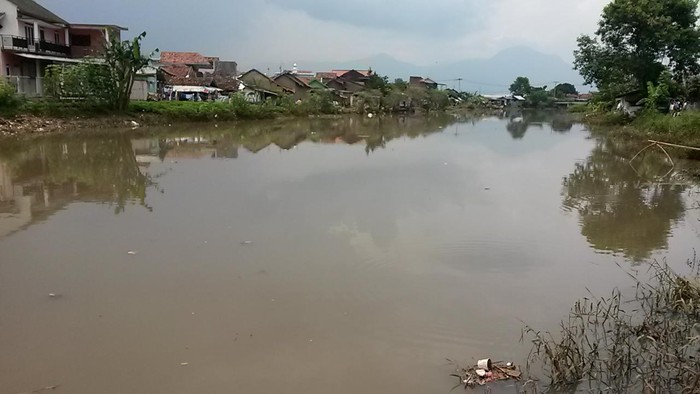 Sungai Cinambo yang sama dengan Sungai Cikapundung penuh sampah