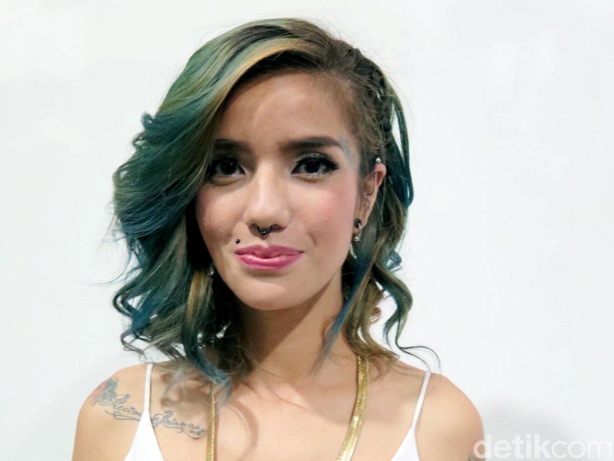 Qizlar oldida veb-kamerada onanizm qilayotgan yigitning porno videosi