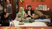 Happy! wanita yang pernah menjadi atlet taekwondo itu mendapatkan hadiah dari para sahabat dan keluarga. (dok. Instagram/tya_ariestya)