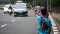 Gubernur DKI Jakarta Basuki Tjahaja Purnama akan menghapus aturan 3 in 1 di jalan-jalan protokol ibu kota selama jam sibuk. Uji coba penghapusan aturan 3 in 1 akan dilaksanakan Selasa, 5 April 2016.