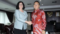Ketua MPR Zulkifli Hasan menyambut tamunya.