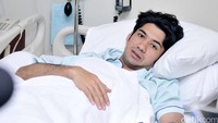 Reza terkena tifus terbaring lemas di rumah sakit, ia diantar oleh BJ Habibie saat berkunjung ke lokasi syuting. Pool/Noel/detikFoto.