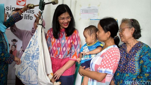 Sinarmas MSIG Life memberikan bantuan obat-obatan kepada Posyandu Kelurahan Pinangsia, Jakarta Barat. Hal ini untuk menghadapi musim peralihan/pancaroba.