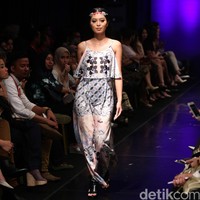 Kinanti by Rossa Star on Famous Indonesia Fashion Week 2016. at Jakarta Convention Center. Senayan. Jakarta. [Foto: Mohamamd Abduh/Wolipop]
