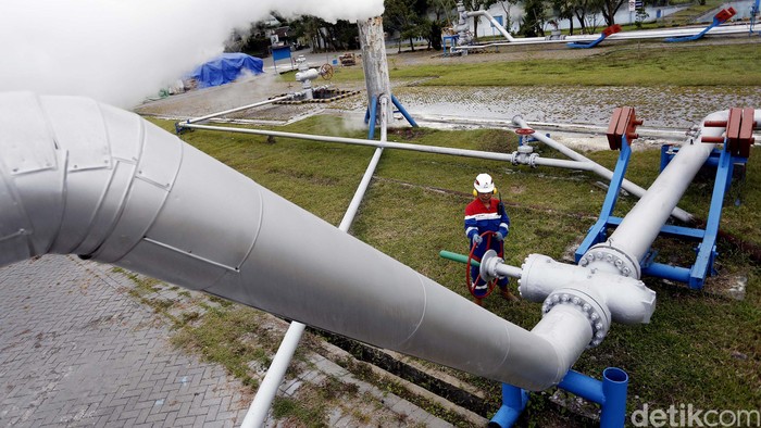 Pertamina Geothermal Energy Area Lahendong, Sulawesi Utara, merupakan wilayah WKP milik PGE  yang mengoperasikan pemanfaatan panas bumi pada Area Geothermal di daerah Lahendong-Tomohon. Setelah mengembangkan dan mengoperasikan PLTP Unit 1,2,3 dan 4 dengan kapasitas masing-masing unit sebesar 20 MW yang dilakukan bertahap sejak 2001 hingga 2011, mulai 2015 lalu PGE Area Lahendong memulai pengerjaan pembangunan PLTP Unit 5 & 6 dengan kapasitas 2 X 20 MW.