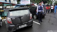 Razia parkir sembarangan ini sempat menjadi tontonan warga.