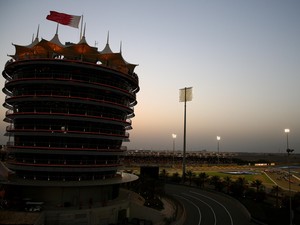 Jet Darat Mengejar Sunset di Gurun Bahrain
