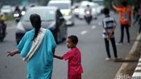 Joki 3 in 1 menjajakan jasanya di kawasan jalan Gatot Subroto, Jakarta, Kamis (31/01/2016).