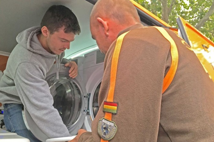 Dua Pengusaha Muda Ini Berikan Layanan Cuci Gratis Bagi Tunawisma