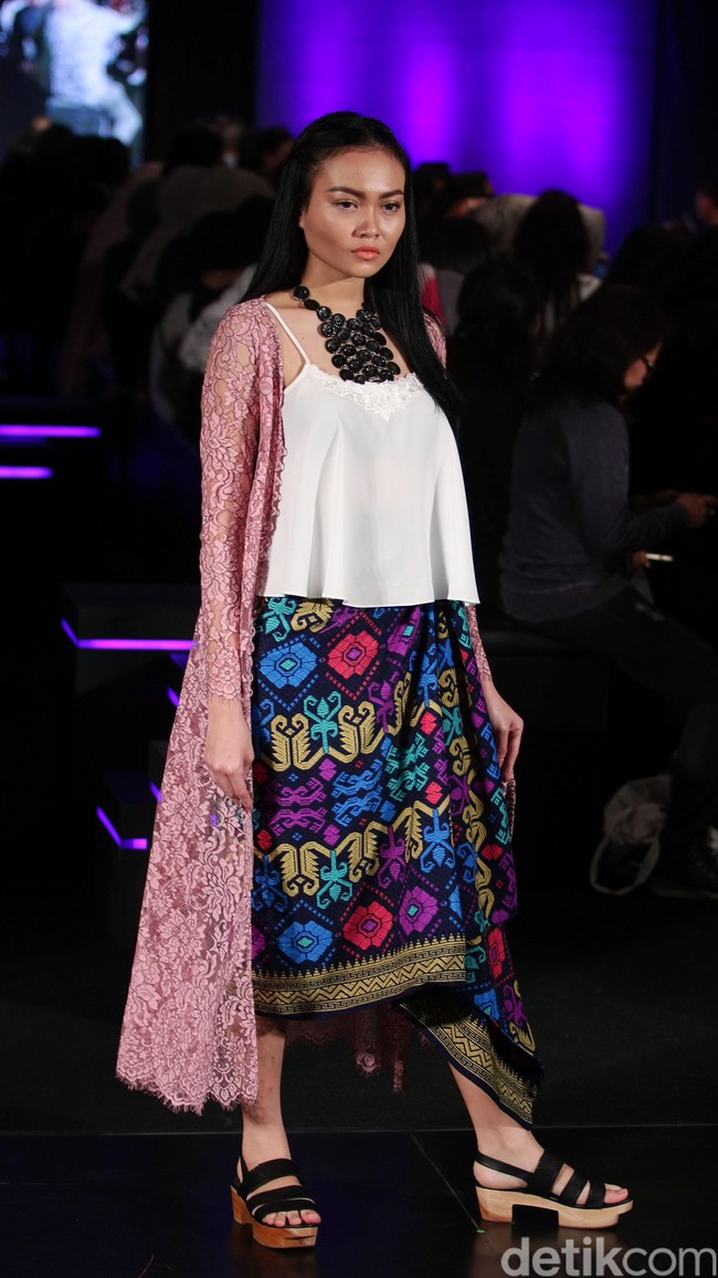 Kinanti by Rossa Star on Famous Indonesia Fashion Week 2016. at Jakarta Convention Center. Senayan. Jakarta. [Foto: Mohamamd Abduh/Wolipop]