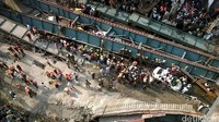 Saat ambruk, terdengar suara ledakan keras seperti ledakan bom. REUTERS/Rupak De Chowdhuri.