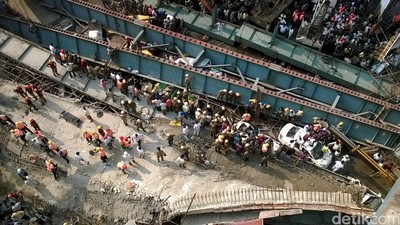 Jalan Layang di India Ambruk
