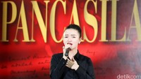 Dalam diskusi itu, Zaskia sempat menyanyikan lagu Satu Nusa Satu Bangsa serta Bagimu Negeri.