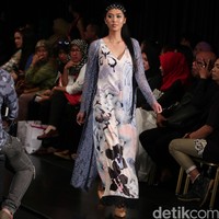 Kinanti by Rossa Star on Famous Indonesia Fashion Week 2016. at Jakarta Convention Center. Senayan. Jakarta. [Foto: Mohamamd Abduh/Wolipop]]