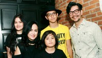 Kompaknya keluarga Ferry Salim. Pool/Gus Mun/detikFoto.