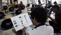 Sejumlah warga mengikuti ujian tertulis.