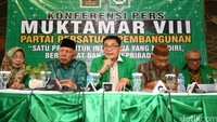 Hal tersebut disampaikan oleh Wakil Ketua Umum PPP Emron Pangkapi (tengah) bersama politisi senior PPP, Bachtiar Chamsyah, Zain Badjeber dalam konferensi pers di Jakarta, Kamis (31/3/2016).