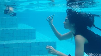 Kemampuan memotret di dalam air ini juga didukung oleh kehadiran lensa dengan bukaan f/1,7 dan ukuran pixel di sensor kamera yang lebih besar, yaitu 1,4 mikron.