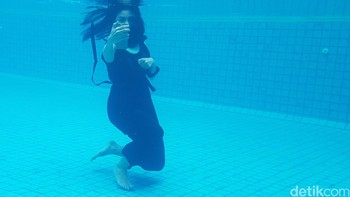 Berbagai pengaturan yang diinginkan pun perlu dilakukan sebelum ponsel dimasukkan ke dalam air.